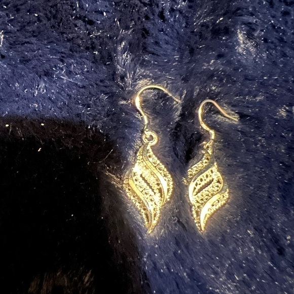 ***Donated***SILVER tone dangling earrings 1” - Picture 1 of 3